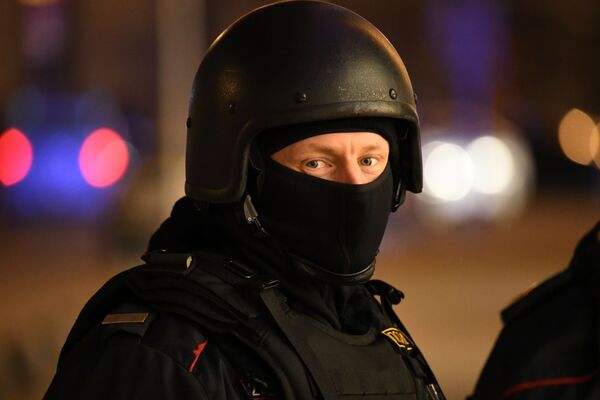 Сотрудник полиции у здания ФСБ на Лубянской площади в Москве, где произошла стрельба - Sputnik Молдова