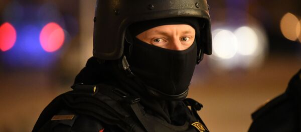 Сотрудник полиции у здания ФСБ на Лубянской площади в Москве, где произошла стрельба - Sputnik Moldova