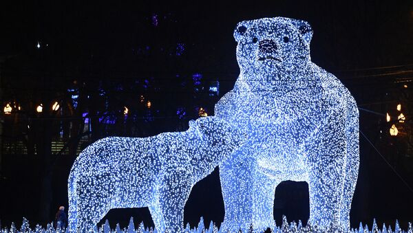 Фигуры белых медведей на Пушкинской набережной в Москве - Sputnik Молдова