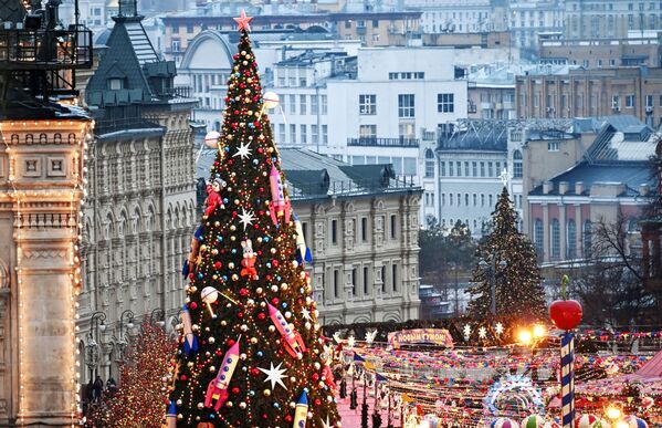 Новогодняя елка и световая иллюминация на Красной площади в Москве - Sputnik Молдова