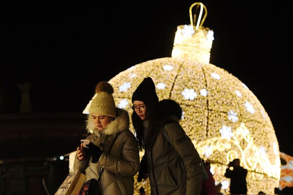 Прохожие у огромного новогоднего шара возле Большого театра в Москве - Sputnik Молдова