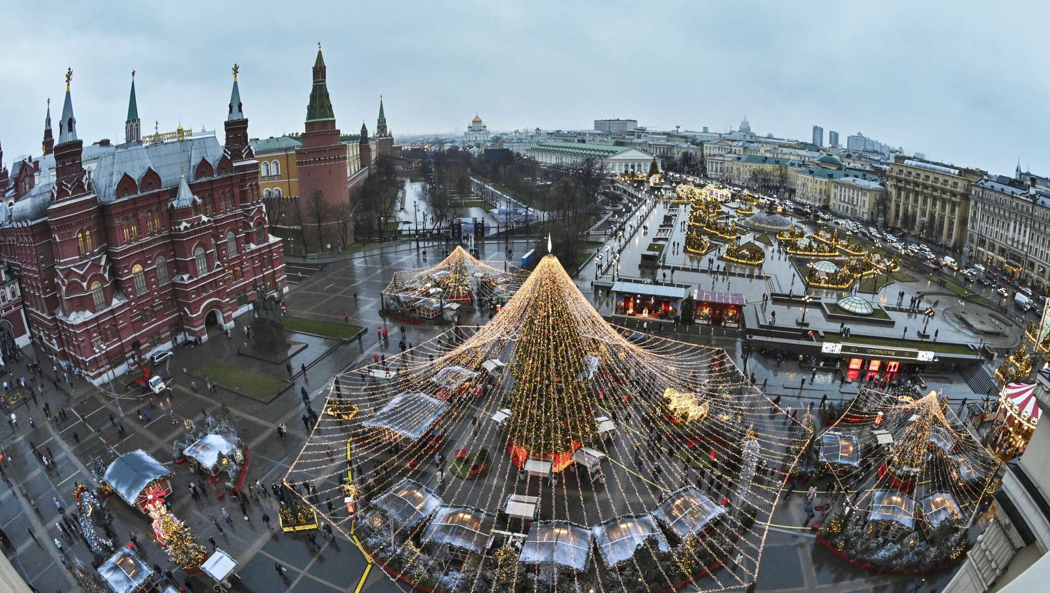 Нов в реальном времени. Манежная площадь Москва 2020. Москва Манежная площадь сейчас. Украшение на Манежной площади в Москве 2020. Москва сейчас.