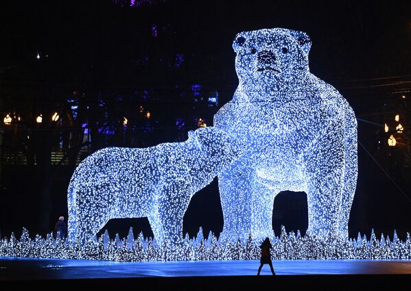 Фигуры белых медведей на Пушкинской набережной в Москве - Sputnik Молдова