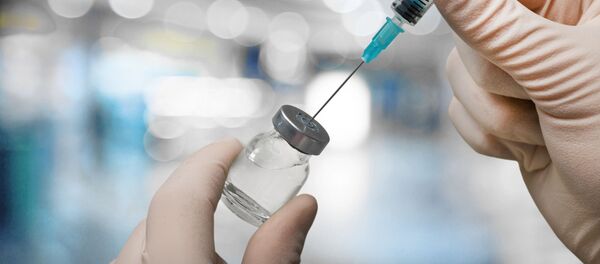 Шприц и ампула в руках медика  - Sputnik Moldova