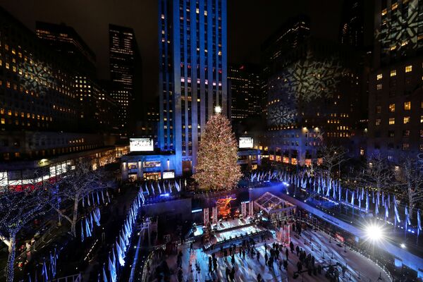 Новогодняя елка на площади перед Рокфеллеровским центром в Нью-Йорке - Sputnik Молдова