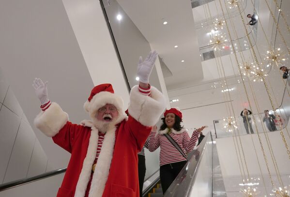 Санта-Клаус на эскалаторе в магазине Nordstrom в Нью-Йорке - Sputnik Молдова