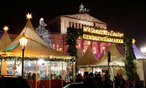 Рождественская ярмарка на площади Жандарменмаркт в Берлине - Sputnik Молдова