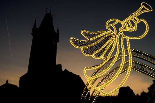 Рождественские украшения на Староместской площади в Праге - Sputnik Молдова