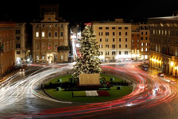 Новогодняя елка на площади Пьяцца Венеция в Риме - Sputnik Молдова