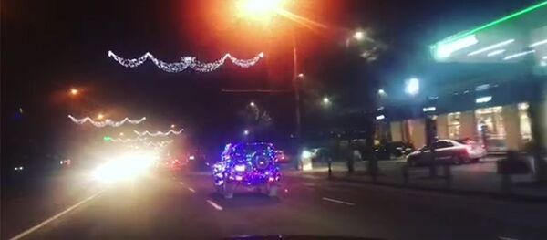 Automobil împodobit cu ghirlande - Sputnik Moldova