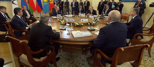 Пробки и кот в мешке: предновогодняя встреча лидеров ЕАЭС и СНГ - Sputnik Moldova