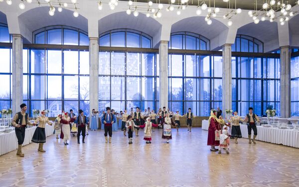 Выступление гагаузских артистов в холле Дворца Республики - Sputnik Молдова