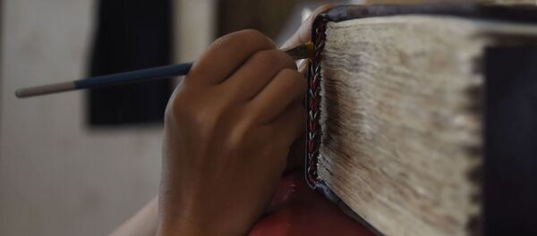 Реставрация рукописи. Архивное фото Реставрация рукописи. Архивное фото - Sputnik Молдова