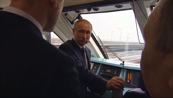 Владимир Путин открыл железнодорожное движение по Крымскому мосту - Sputnik Молдова