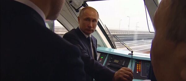 Владимир Путин открыл железнодорожное движение по Крымскому мосту - Sputnik Moldova
