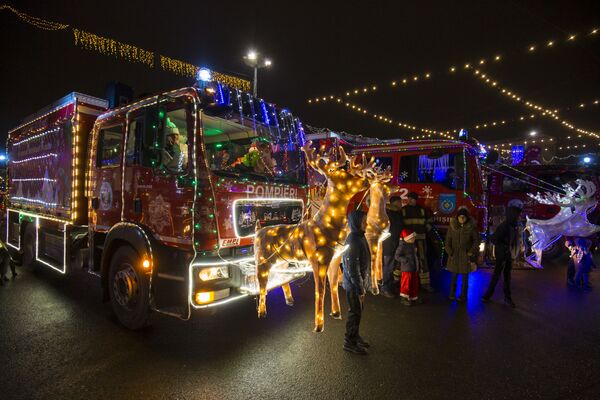 Пожарные и спасатели дают старт Рождественскому каравану - Sputnik Молдова