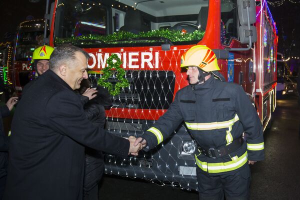 Пожарные и спасатели дают старт Рождественскому каравану - Sputnik Молдова