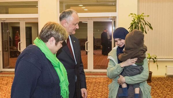 Igor Dodon a întîmpinat-o la Aeroportul Internațional Chișinău pe Natalia Zabun și cei doi copii ai săi - Sputnik Moldova