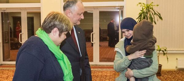 Igor Dodon a întîmpinat-o la Aeroportul Internațional Chișinău pe Natalia Zabun și cei doi copii ai săi - Sputnik Moldova