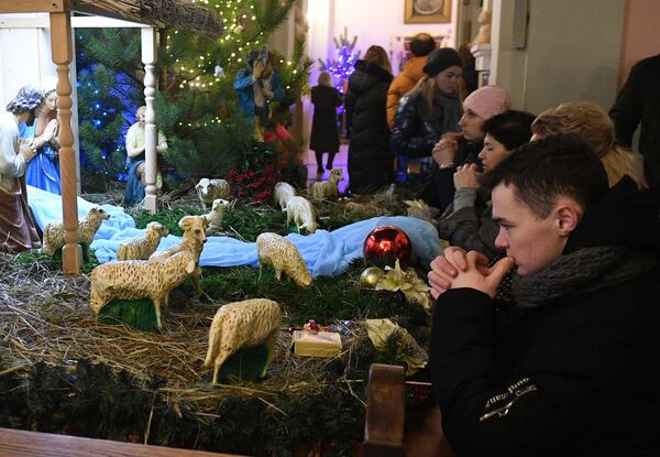 Верующие во время рождественской мессы в Белоруссии  - Sputnik Молдова