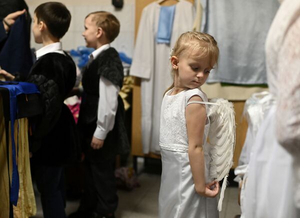 Дети во время приготовления к выступлению в честь католического Рождества в Омске  - Sputnik Молдова