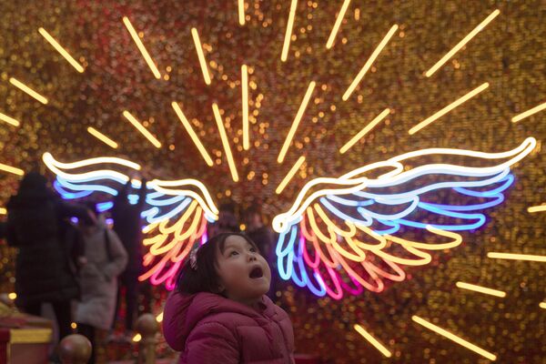 Девочка во время празднования католического Рождества в Пекине  - Sputnik Молдова