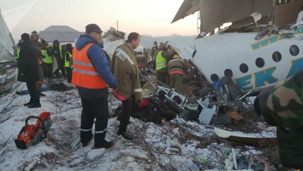 На месте крушения самолета Фоккер-100 в Алма-Аты идут спасательные работы - Sputnik Moldova-România