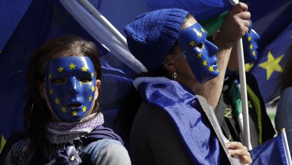 Девушки в масках с символикой Евросоюза, архивное фото. - Sputnik Молдова