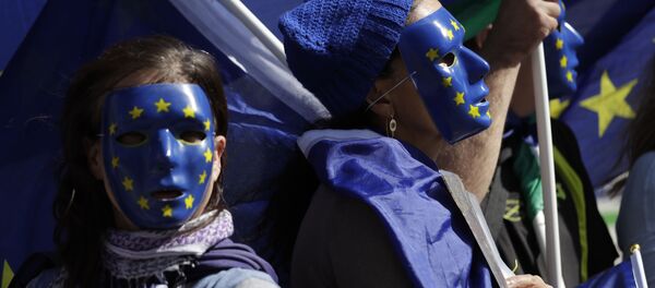 Девушки в масках с символикой Евросоюза Девушки в масках с символикой Евросоюза - Sputnik Молдова