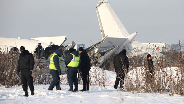 Сотрудники спасательной службы и полиции на месте крушения самолета Fokker 100 в Казахстане - Sputnik Молдова