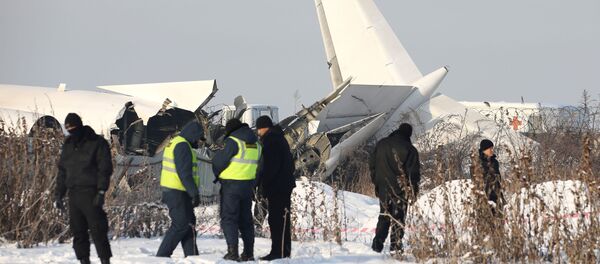 Сотрудники спасательной службы и полиции на месте крушения самолета Fokker 100 в Казахстане - Sputnik Молдова