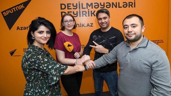 Сотрудники Sputnik Азербайджан во время флешмоба в поддержку Sputnik Эстония - Sputnik Молдова