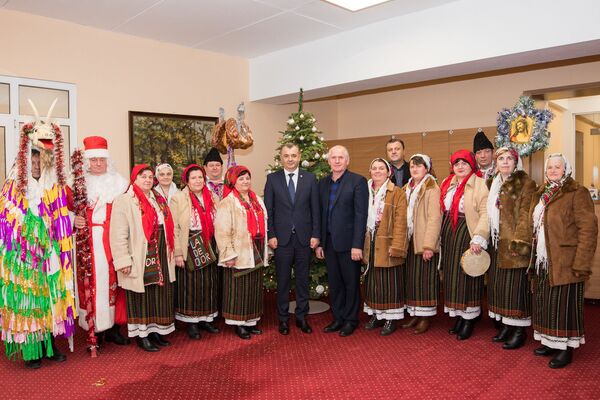 В кабинет к Иону Кику пришли его односельчане - как они поздравили премьера - Sputnik Молдова