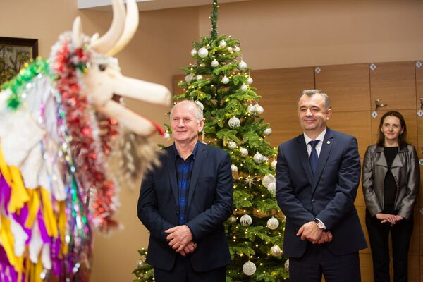 В кабинет к Иону Кику пришли его односельчане - как они поздравили премьера - Sputnik Молдова