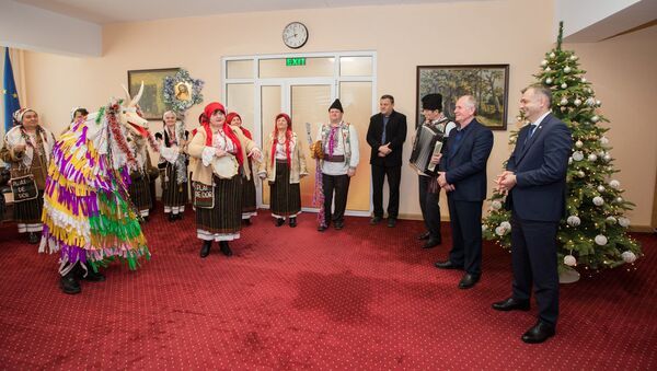 В кабинет к премьеру Кику пришли колядующие и поздравили его с наступающими праздниками. - Sputnik Молдова
