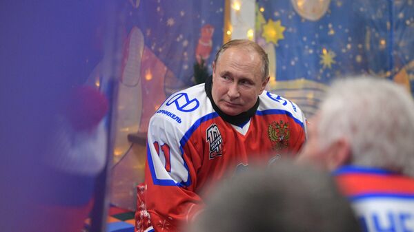 Președintele rus, Vladimir Putin, în timpul meciului amical de Anul Nou al Ligii de Hochei Nocturn, la patinoarul din Piața Roșie. - Sputnik Moldova
