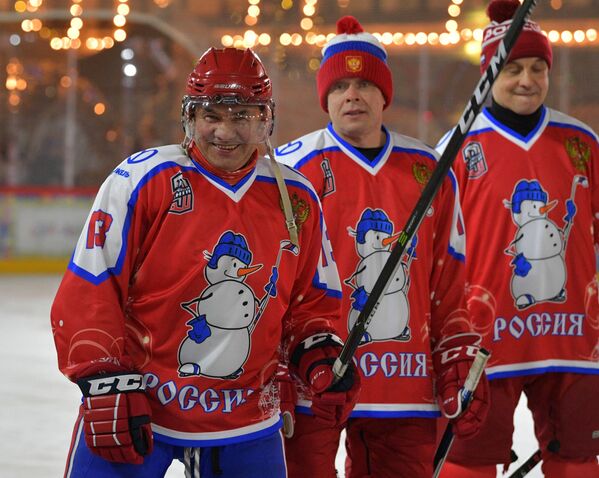Ministrul rus al Apărării, Serghei Shoigu, și președintele Ligii Internaționale a Legendelor Hockey-ului Mondial, Pavel Bure (de la stânga la dreapta), înaintea începerii meciului amical de hochei nocturn de Anul Nou, la patinoarul din Piața Roșie. - Sputnik Moldova-România