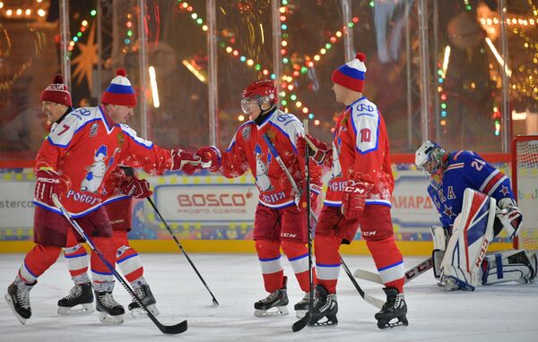 Președintele rus Putin, la meciul amical de Anul Nou al Ligii de Hochei Nocturn, la patinoarul din Piața Roșie. - Sputnik Moldova-România