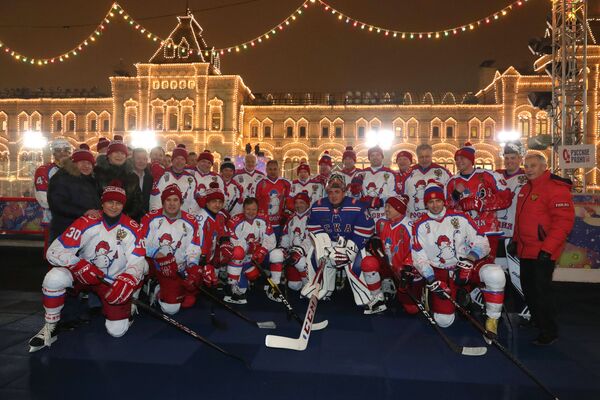 Jucătorii Ligii de Hochei Nocturn fac poze înainte de începerea meciului amical de Anul Nou, la patinoarul din Piața Roșie. - Sputnik Moldova-România