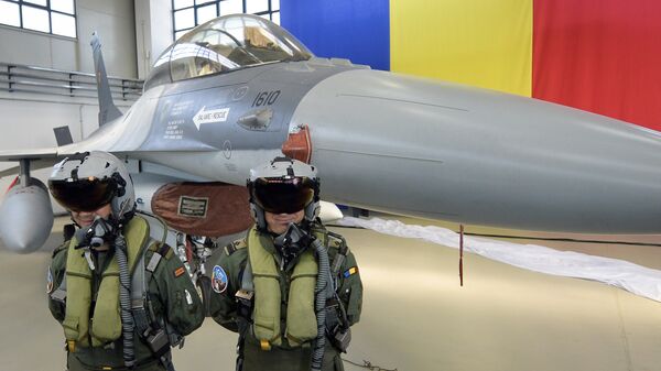 Piloți români stau lângă un F16 - Sputnik Moldova
