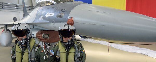 Piloți români stau lângă un F16 - Sputnik Moldova