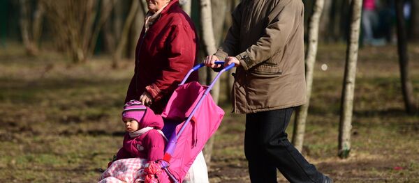 Пожилые люди гуляют с ребенком в парке Пожилые люди гуляют с ребенком в парке - Sputnik Moldova-România
