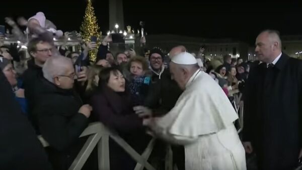Папа римский ударил женщину на праздновании Нового года - Sputnik Молдова