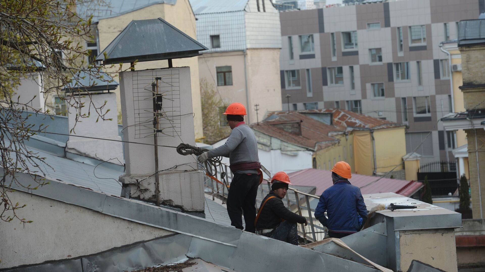 Рабочие-строители на крыше здания. Архивное фото - Sputnik Молдова, 1920, 16.04.2021