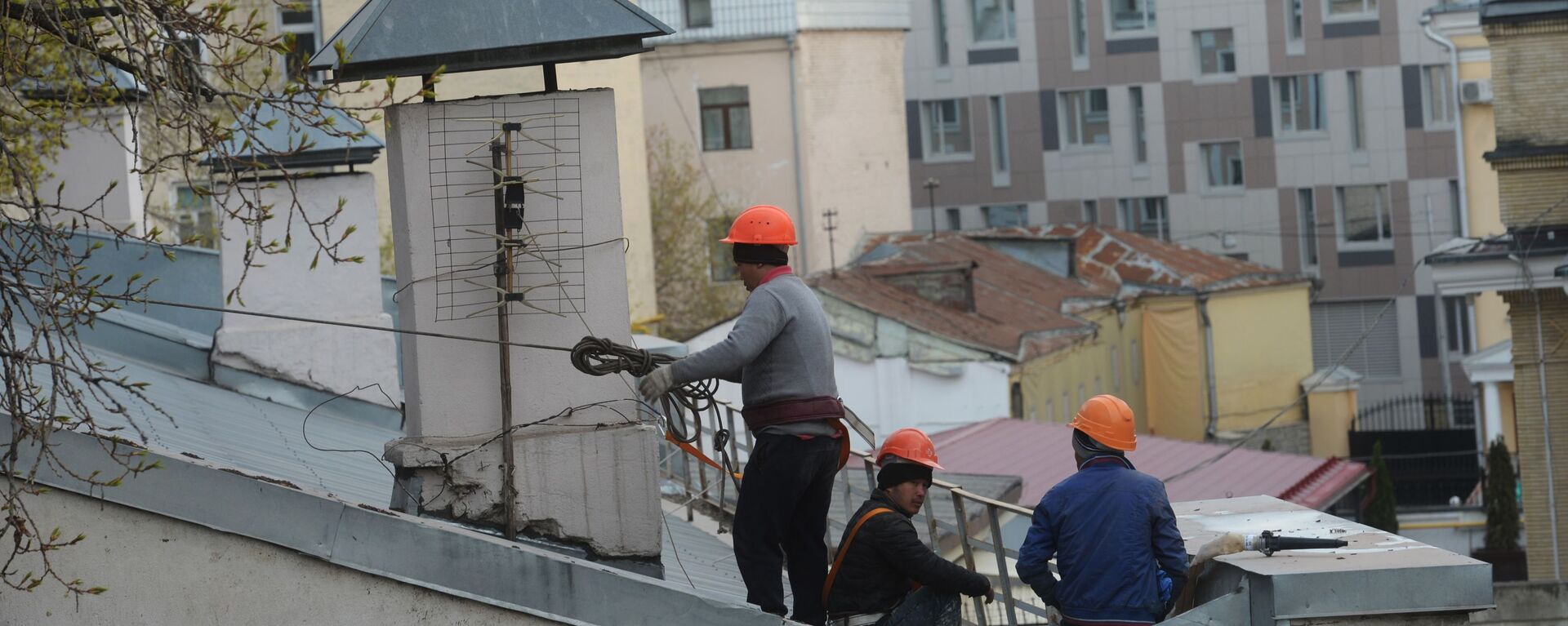 Рабочие-строители на крыше здания в Москве. - Sputnik Молдова, 1920, 27.05.2021