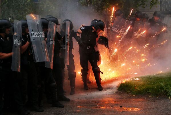 Сотрудники полиции стоят в оцеплении во время проведения несанкционированного митинга с требованием наказать виновных в смерти Кирилла Тлявова возле отделения полиции в Перяславе-Хмельницком - Sputnik Moldova-România