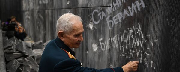 Ветеран Великой Отечественной войны Ростислав Дмитриевич Битянов наносит надпись на стену Рейхстага в историко-художественной панораме Битва за Берлин - Sputnik Молдова