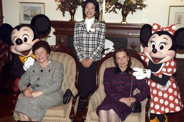 Супруга Бориса Ельцина Наина Иосифовна во время посещения Диснейленда в Токио, 1993 год - Sputnik Moldova-România