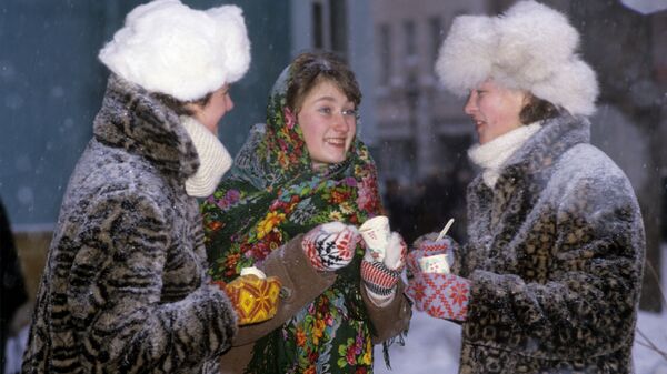 Девушки едят мороженое - Sputnik Moldova