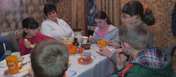 Супруги из Резины Нина и Василий Мариан воспитали более 30 детей Супруги из Резины Нина и Василий Мариан воспитали более 30 детей - Sputnik Молдова